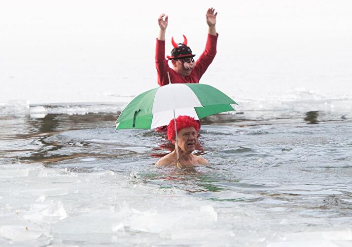 Winterschwimmen der Berliner Seehunde