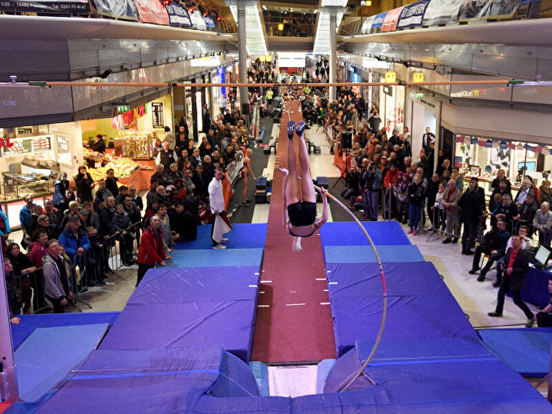 Stabhochsprung im Einkaufszentrum