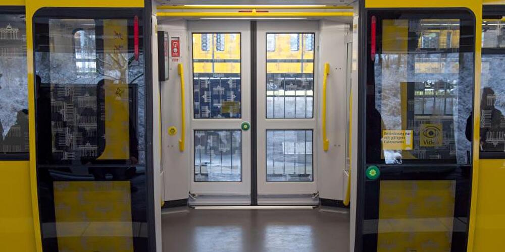 Ein U-Bahn-Wagen mit geöffneter Tür