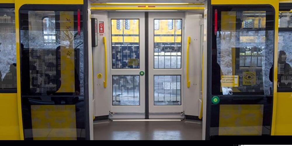 Ein U-Bahn-Wagen mit geöffneter Tür