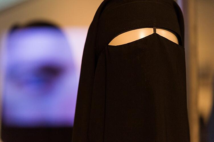 Cherchez la Femme – Perücke, Burka, Ordenstracht