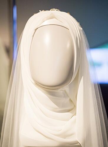 Cherchez la Femme – Perücke, Burka, Ordenstracht