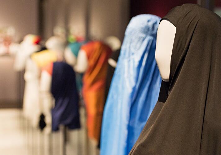 Cherchez la Femme – Perücke, Burka, Ordenstracht