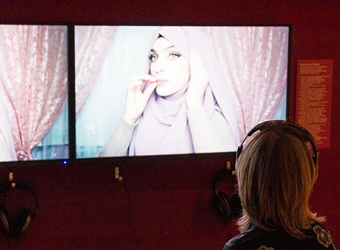 Cherchez la Femme – Perücke, Burka, Ordenstracht