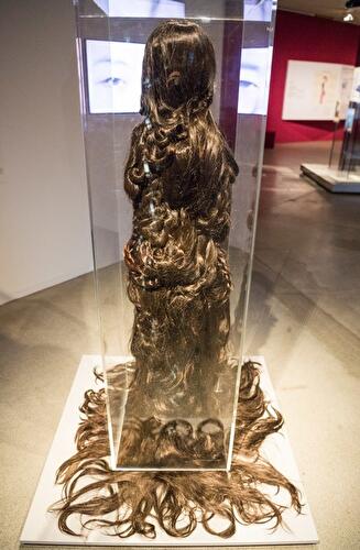 Cherchez la Femme – Perücke, Burka, Ordenstracht