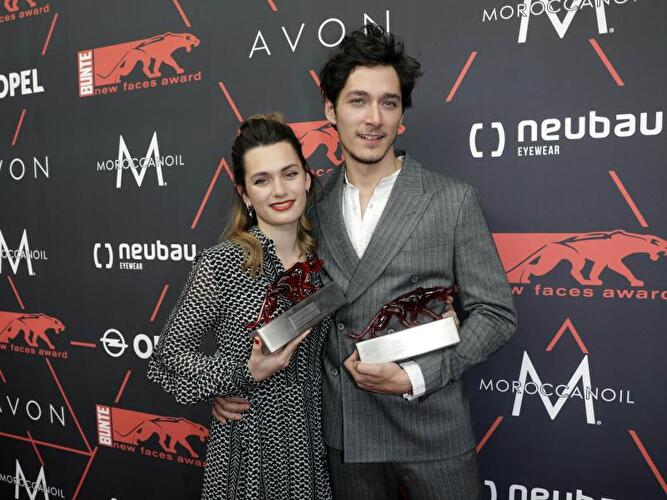 Ella Rumpf und Noah Saavedra