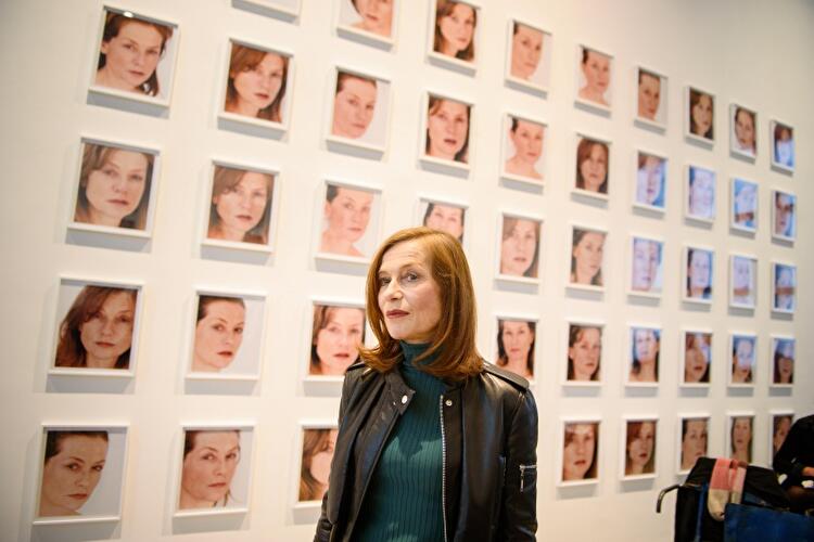 Isabelle Huppert in der Michael Fuchs Galerie