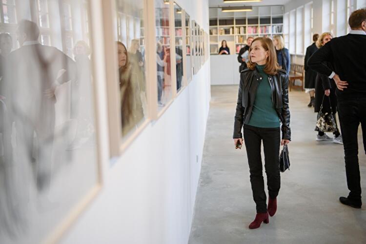 Isabelle Huppert in der Michael Fuchs Galerie