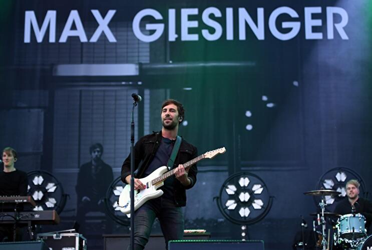 Max Giesinger am Brandenburger Tor