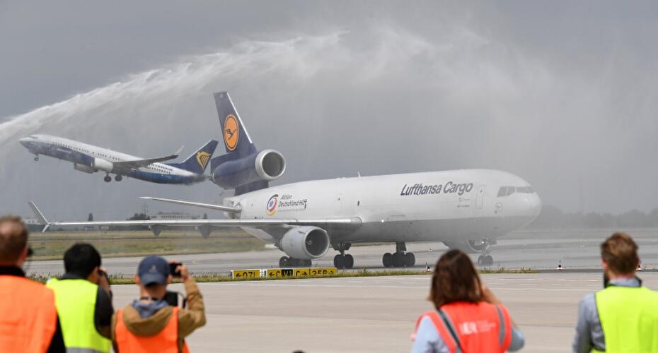 «Meng Meng» und «Jiao Qing» landen in Berlin