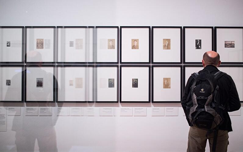 Besucher der Ausstellung