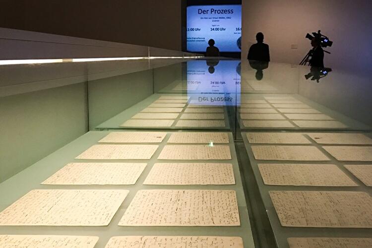 Vitrine mit Schriftstücken Franz Kafkas