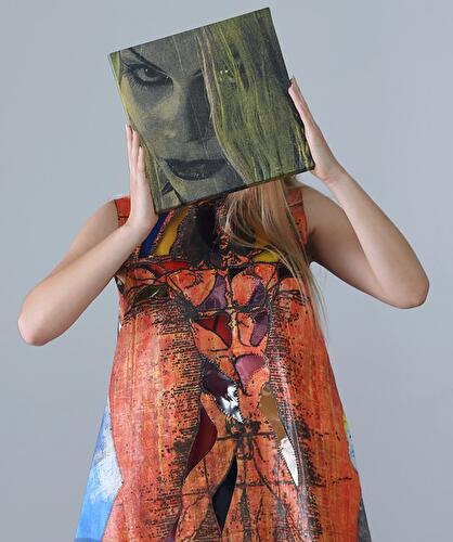 Model Jouline trägt Kollektion der Magdeburger Modeschule