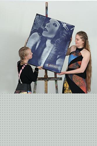 Models Isabel (l.) und Charlotte Marie
