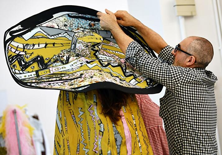 Model trägt Mode der Designerin Edda Gimnes
