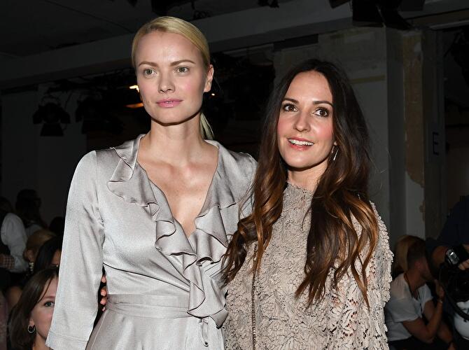 Model Franziska Knuppe (l) und Moderatorin Johanna Klum