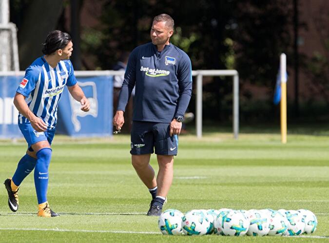 Pal Dardai (r) beobachtet Karim Rekik