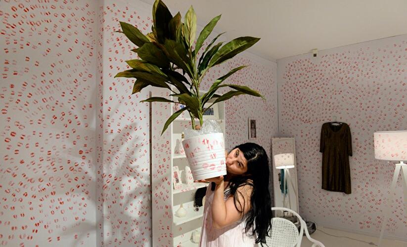 Künstlerin Nezaket Ekici