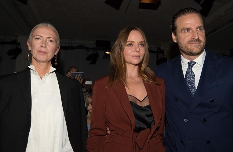 Vogue-Chefredakteurin Christiane Arp (l-r), Designerin Stella McCartney (l) und John Cloppenburg
