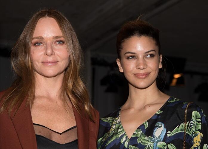 Designerin Stella McCartney (l) und Model Kenya Kinski-Jones
