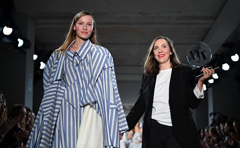 Designerin Lara Krude (r)