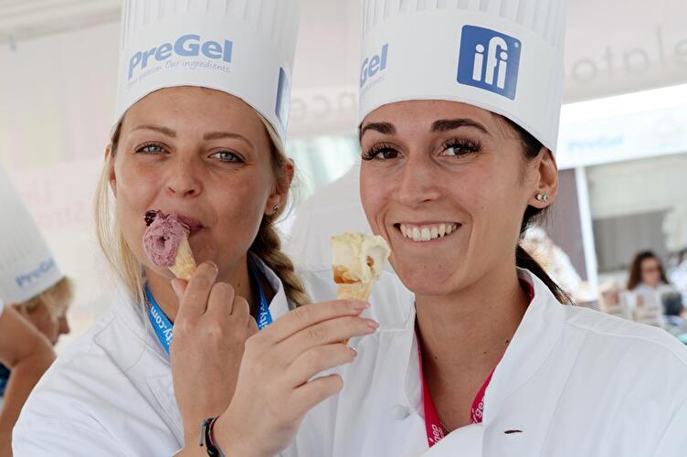 Speiseeisherstellerinnen Ornella Bernadi (l) und Ilenia Lacagnina