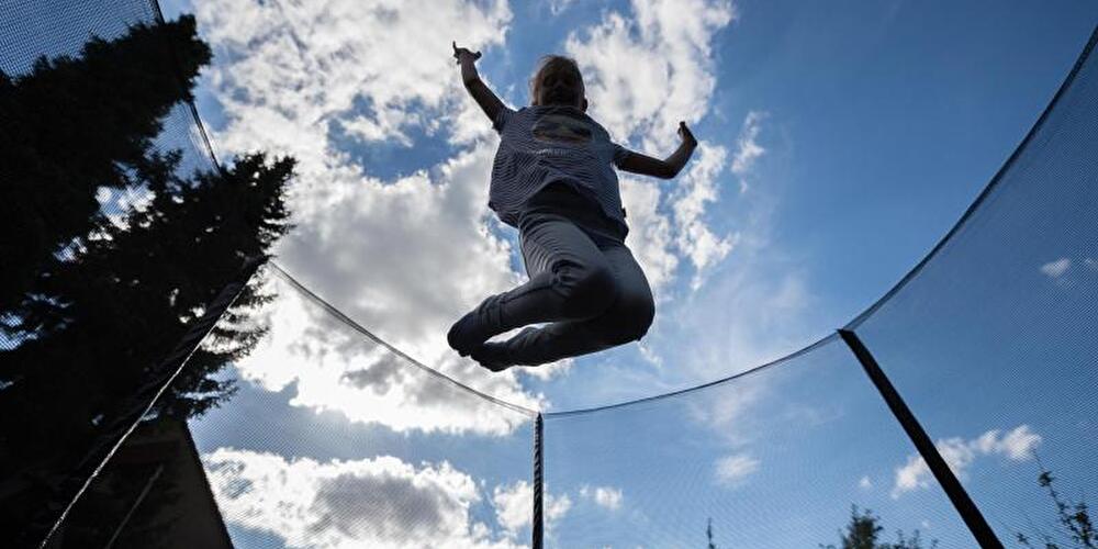 Mädchen springt auf Trampolin