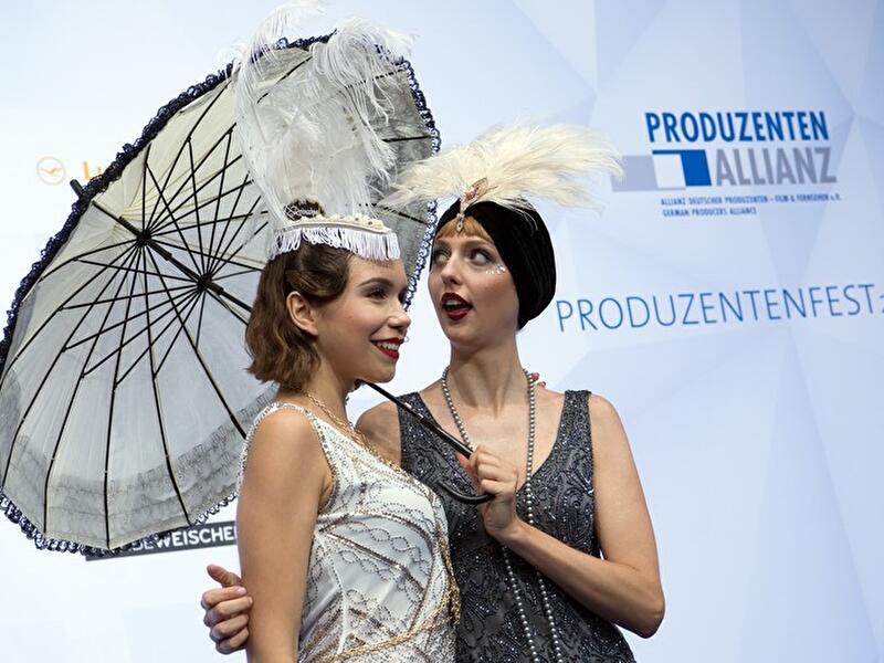 Kostümierte Hostessen