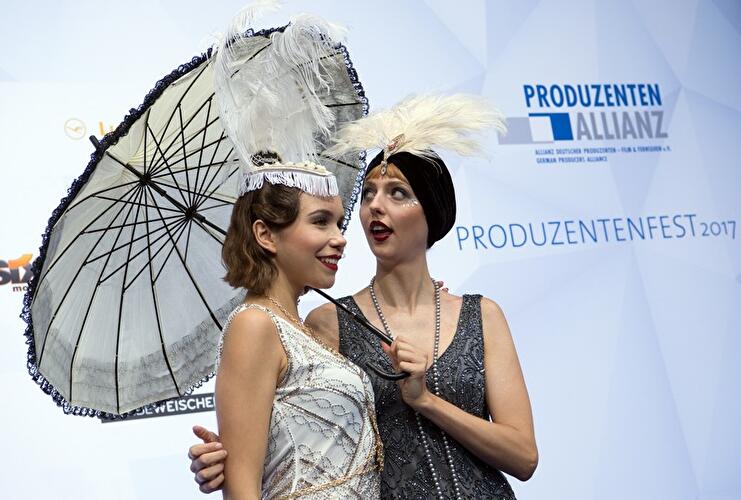 Kostümierte Hostessen