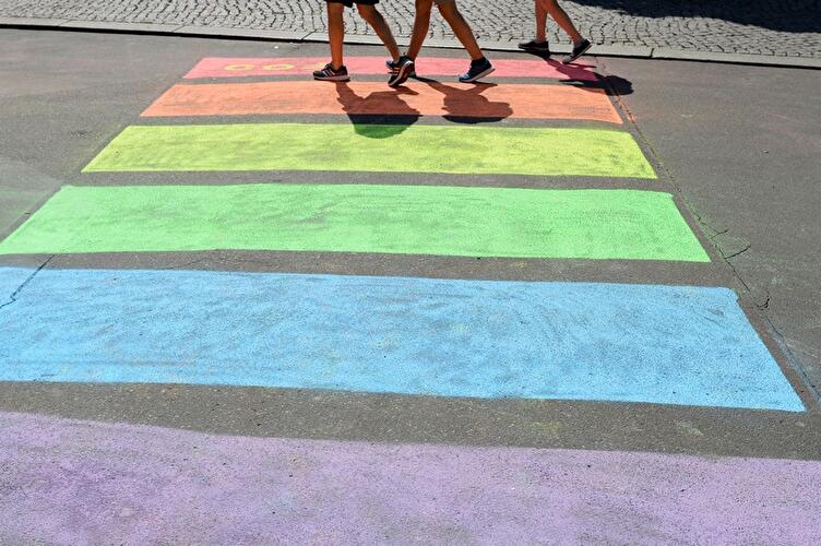 Zebrastreifen in Regenbogenfarben