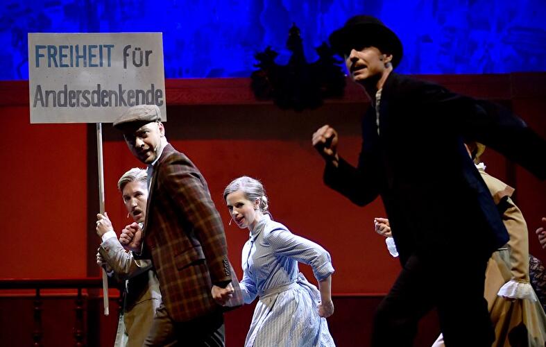 Maximilian Nowka (r) als Wilhelm Voigt