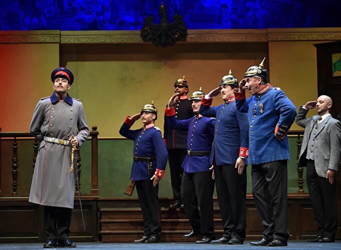 Maximilian Nowka (l) als Wilhelm Voigt