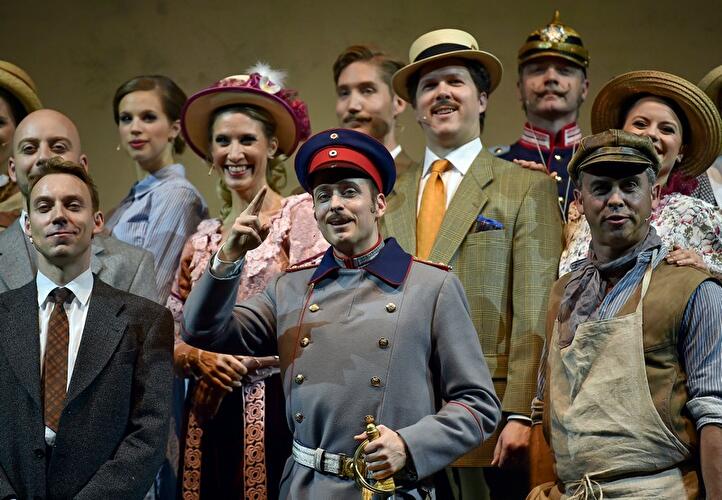 Maximilian Nowka (M) als Wilhelm Voigt