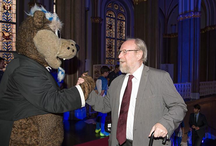 Hertha-Maskottchen Herthinho (l) und Wolfgang Thierse