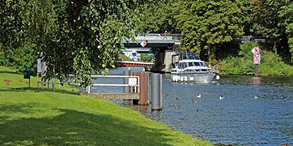 Ein Boot nahe Anlegestelle Erkner