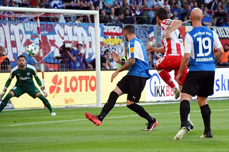 Steven Skrzybski (2.v.r.), Dominik Schmidt (3.v.l.), Patrick Herrmann (r) und Kenneth Kronholm