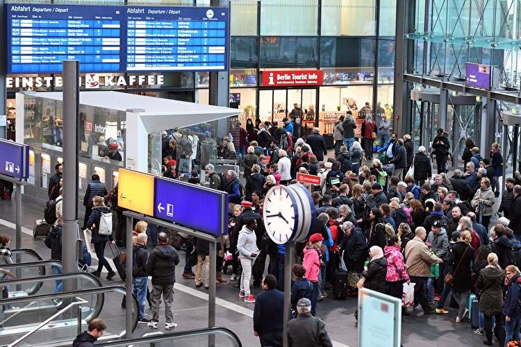 Hauptbahnhof - Sturmtief Xavier in Berlin