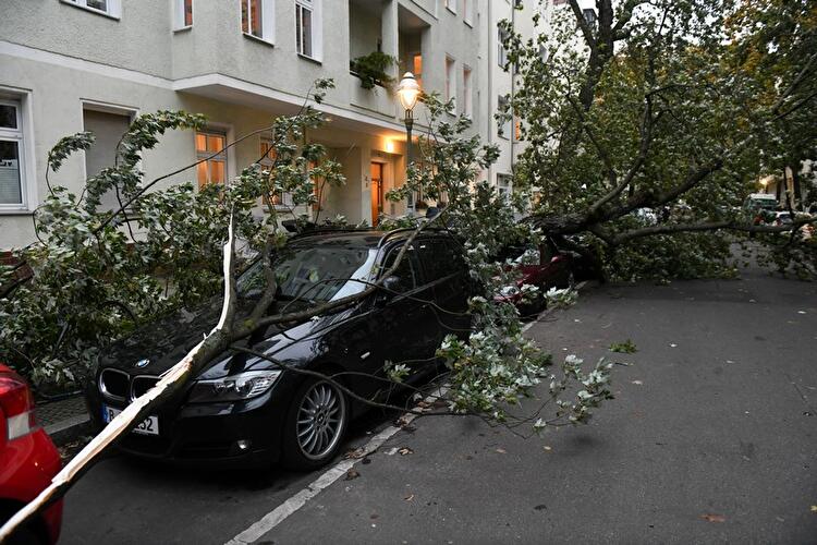 Gieselerstraße - Sturm «Xavier» fegt über Berlin