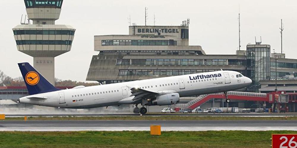 Flugzeug startet auf dem Flughafen Tegel