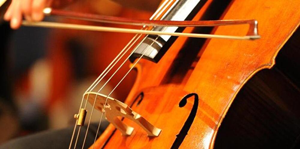 Ein Musiker spielt auf einem Cello
