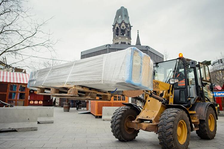 Anlieferung des Mahnmals für die Terroropfer vom Breitscheidplatz