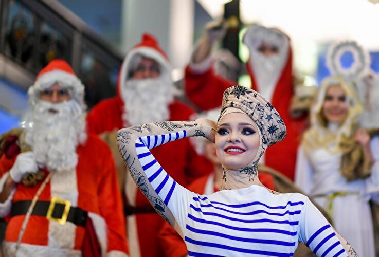 Weihnachtsmänner im Friedrichstadt-Palast