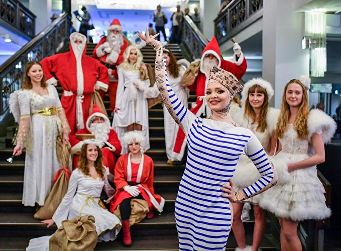 Weihnachtsmänner im Friedrichstadt-Palast