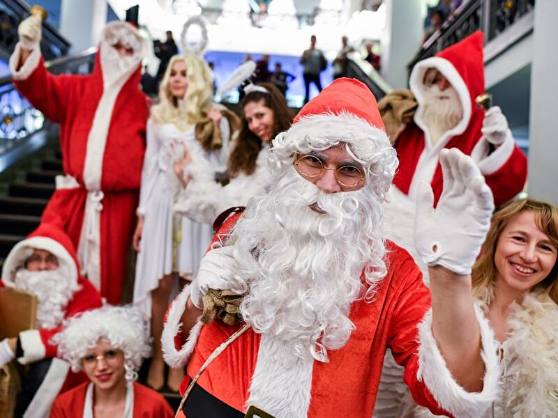 Weihnachtsmänner im Friedrichstadt-Palast