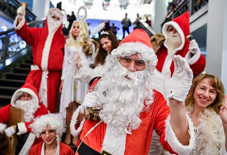 Weihnachtsmänner im Friedrichstadt-Palast