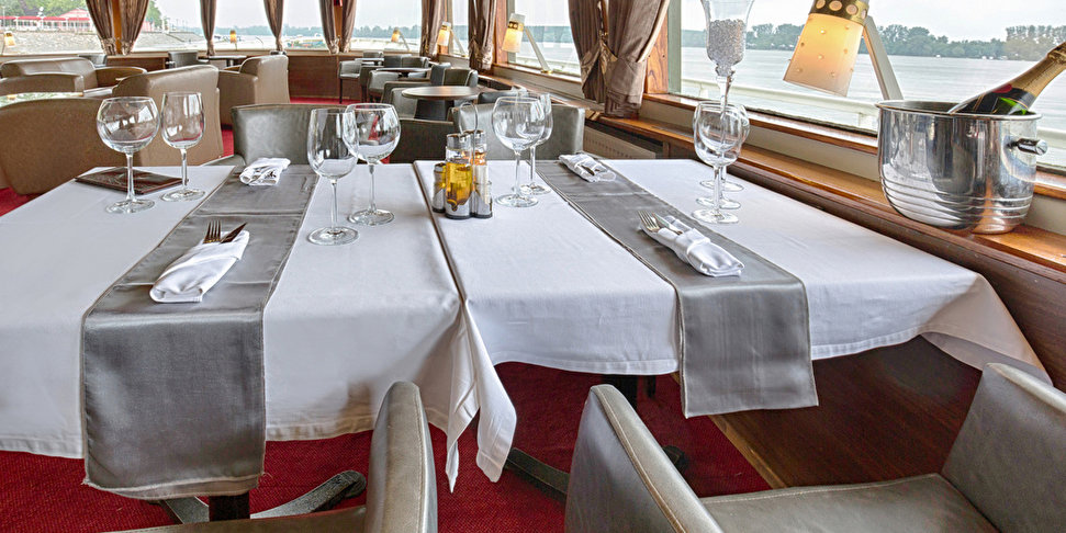 Gedeckter Tisch auf einem Ausflugsschiff
