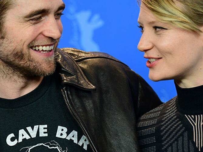 Robert Pattinson und Mia Wasikowska