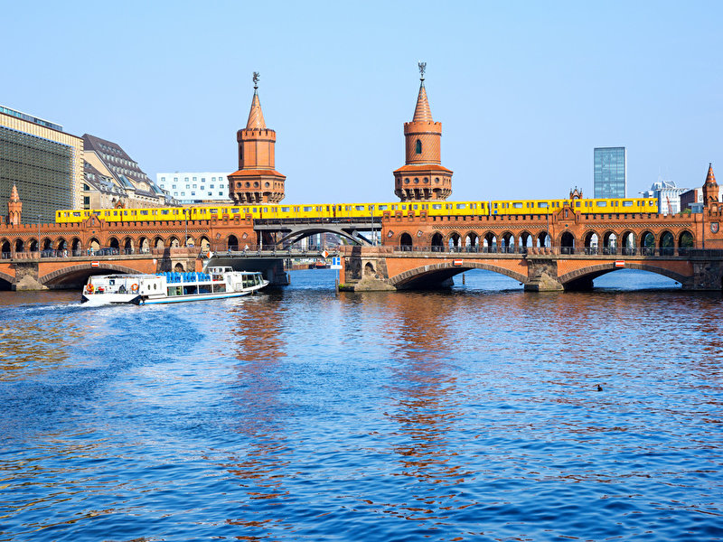 Берлинская река 4. Река Шпрее в Берлине. Oberbaum Bridge Berlin. Оживленная река. Берлинская река 4 буквы.