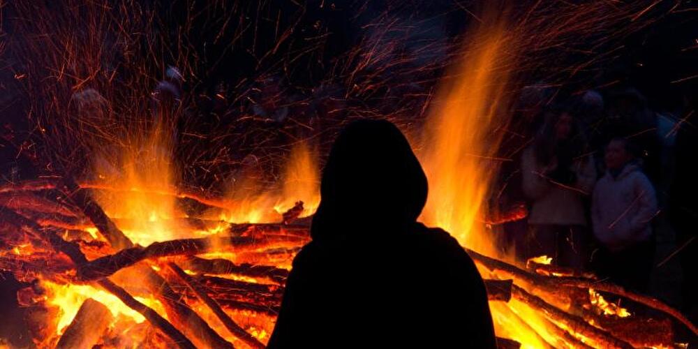 Mann vor Osterfeuer