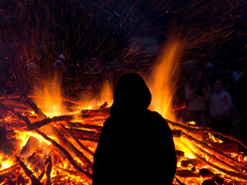 Mann vor Osterfeuer